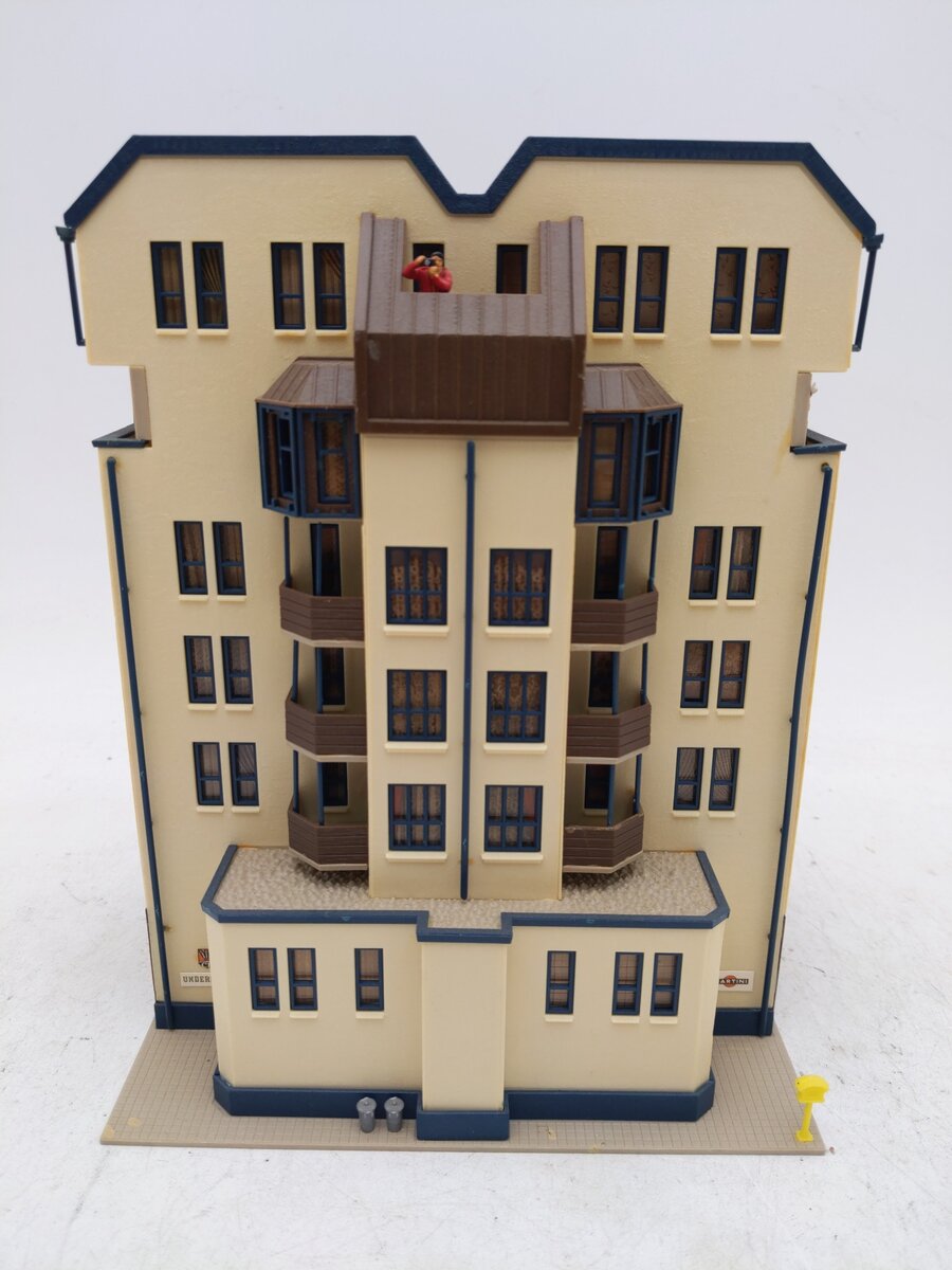 Vollmer 43801 HO Modern Apartment Building - Assembled EX
