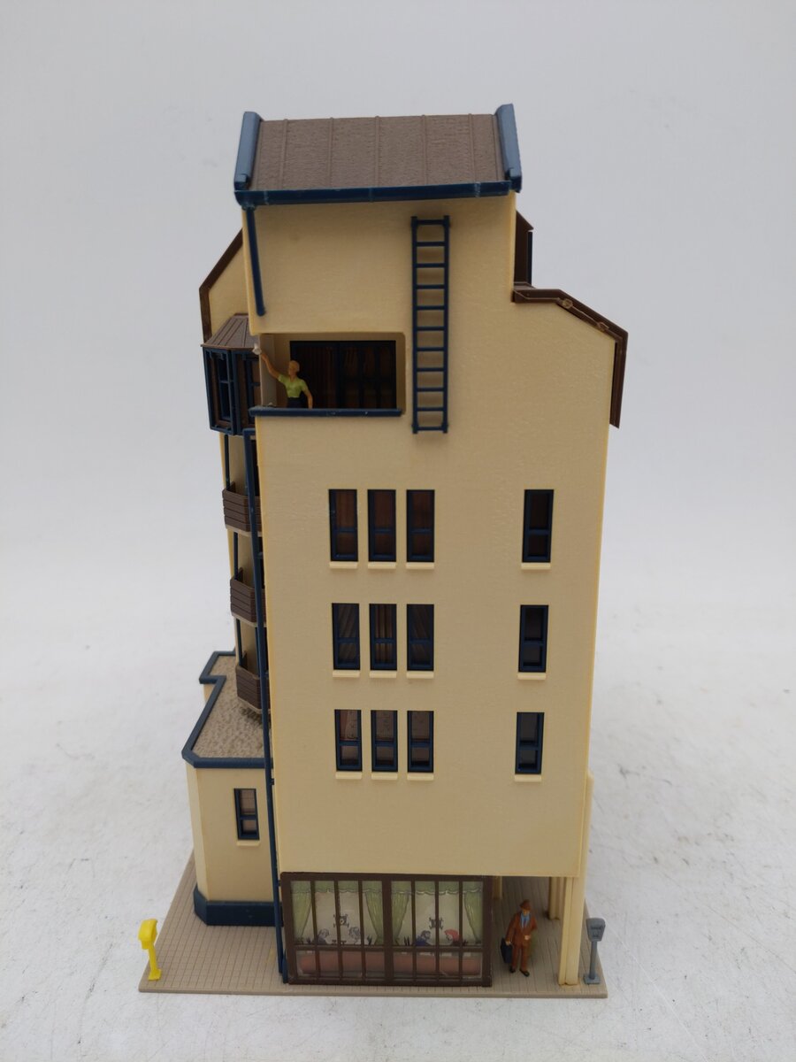 Vollmer 43801 HO Modern Apartment Building - Assembled EX