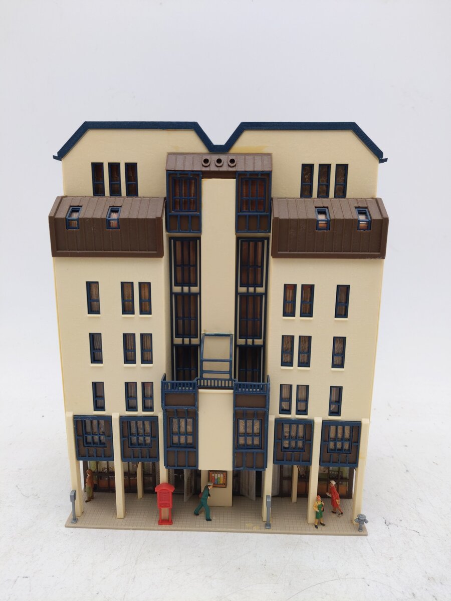 Vollmer 43801 HO Modern Apartment Building - Assembled EX