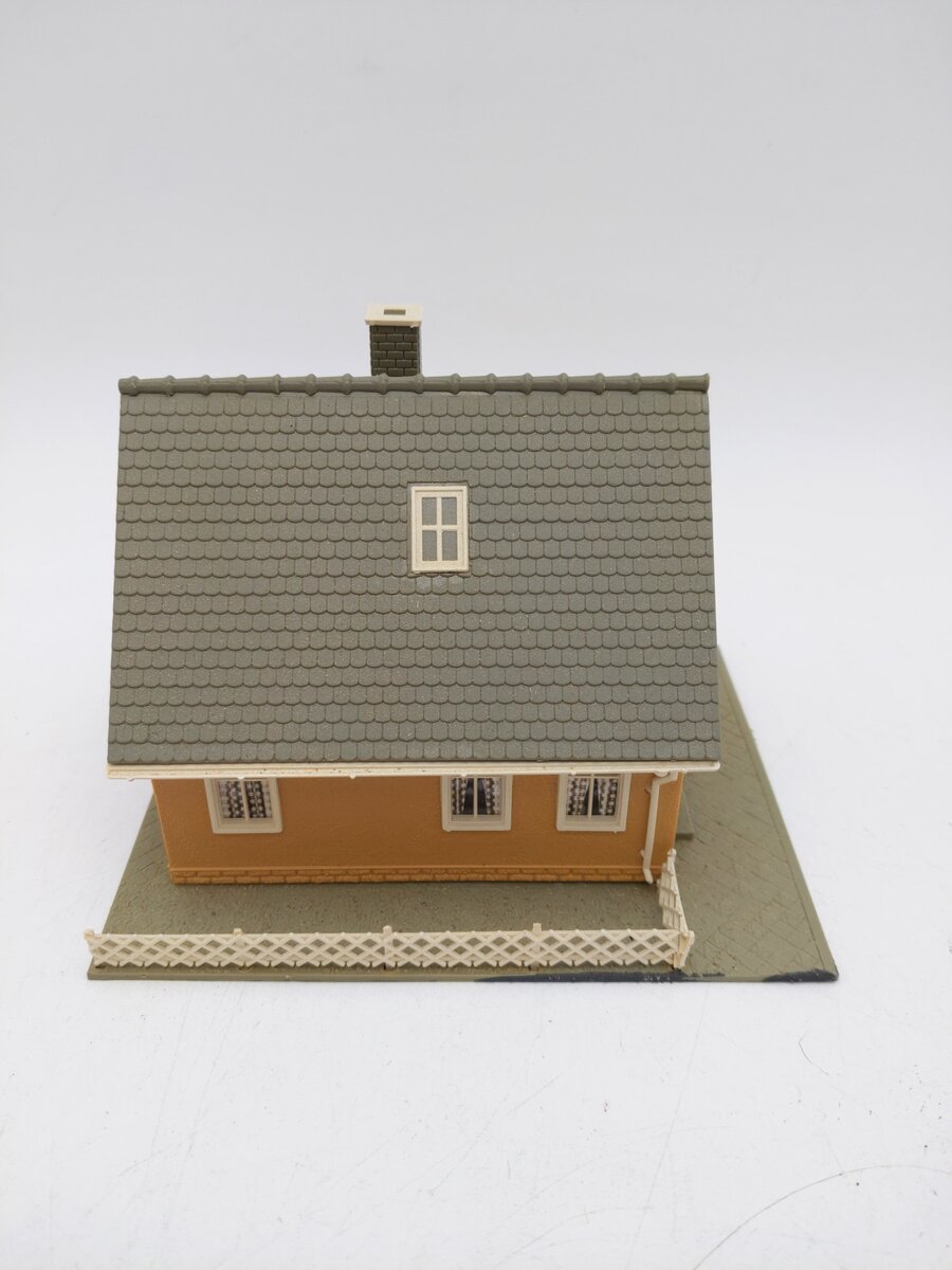 Pola HO Small Yellow House EX