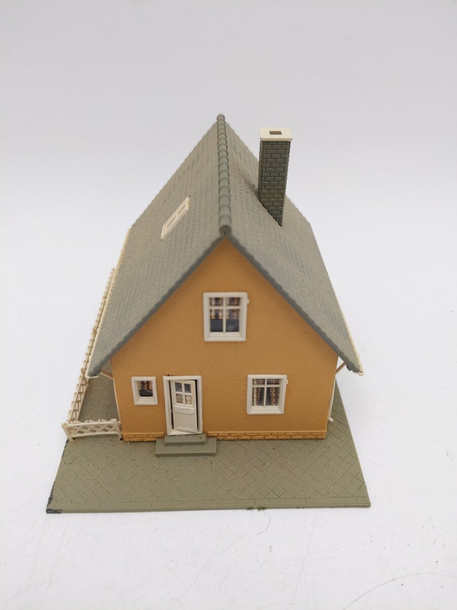 Pola HO Small Yellow House EX