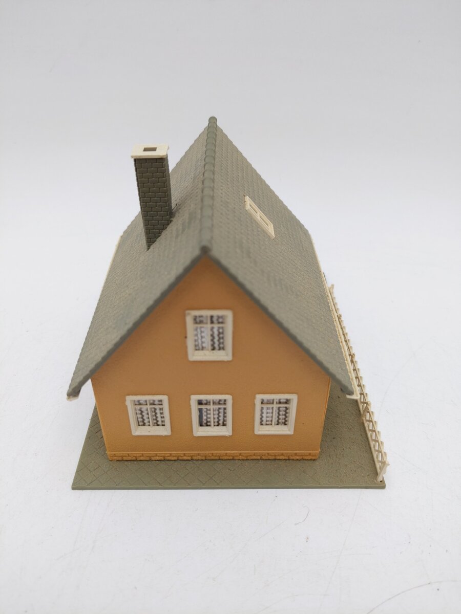 Pola HO Small Yellow House EX