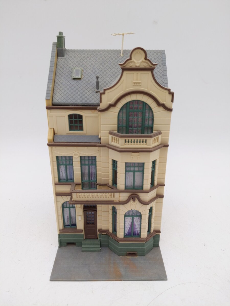 Kibri 39103 HO Scale Townhouse with Studio in Bonn EX