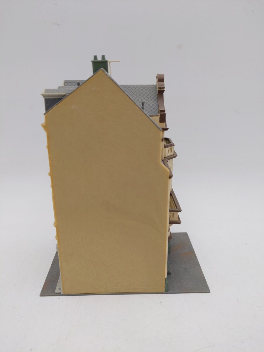 Kibri 39103 HO Scale Townhouse with Studio in Bonn EX