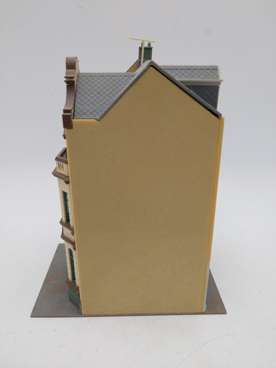 Kibri 39103 HO Scale Townhouse with Studio in Bonn EX