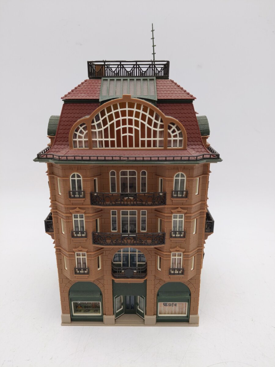 Vollmer 3770 HO Apartment Building with Coffee House Building Kit (Assembled) EX