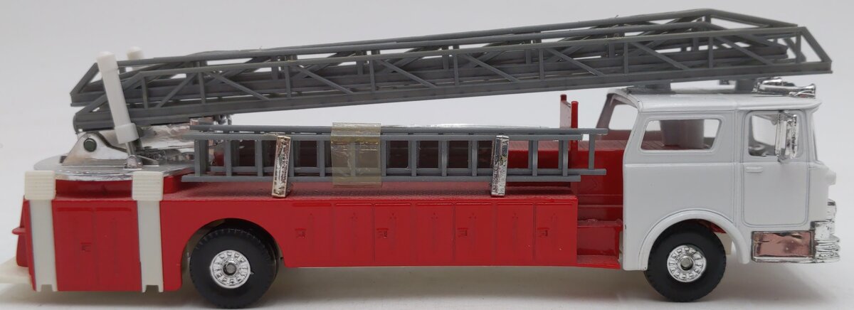 Model Power 7968 1:43 Aerial Ladder Fire Truck Emergency Vehicle EX/Box