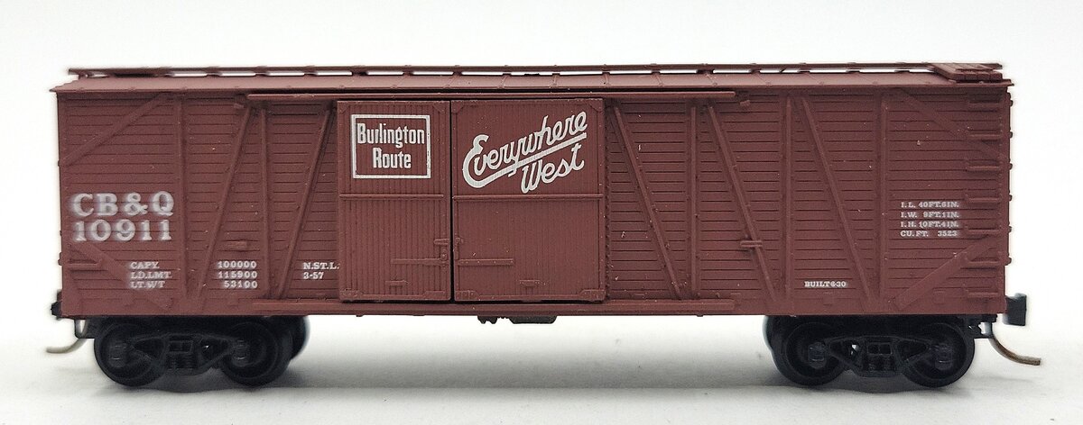 Micro-Trains 02900060 N CB&Q 40' 1&1/2 Door Outside Braced Boxcar #10911 EX/Box