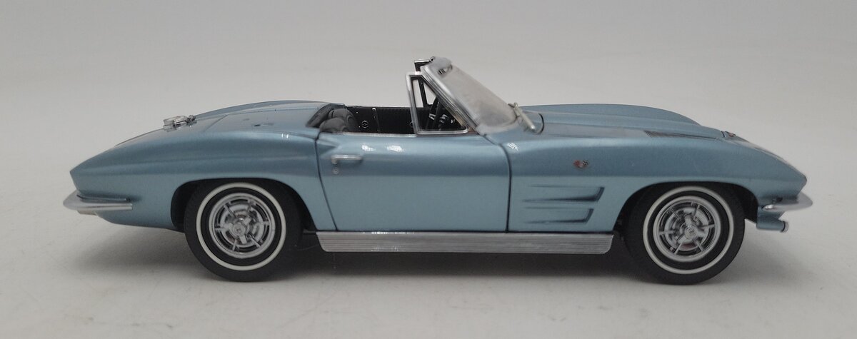Danbury Mint 2008543000118 1:24 1963 Corvette Convertible in Blue VG/Box