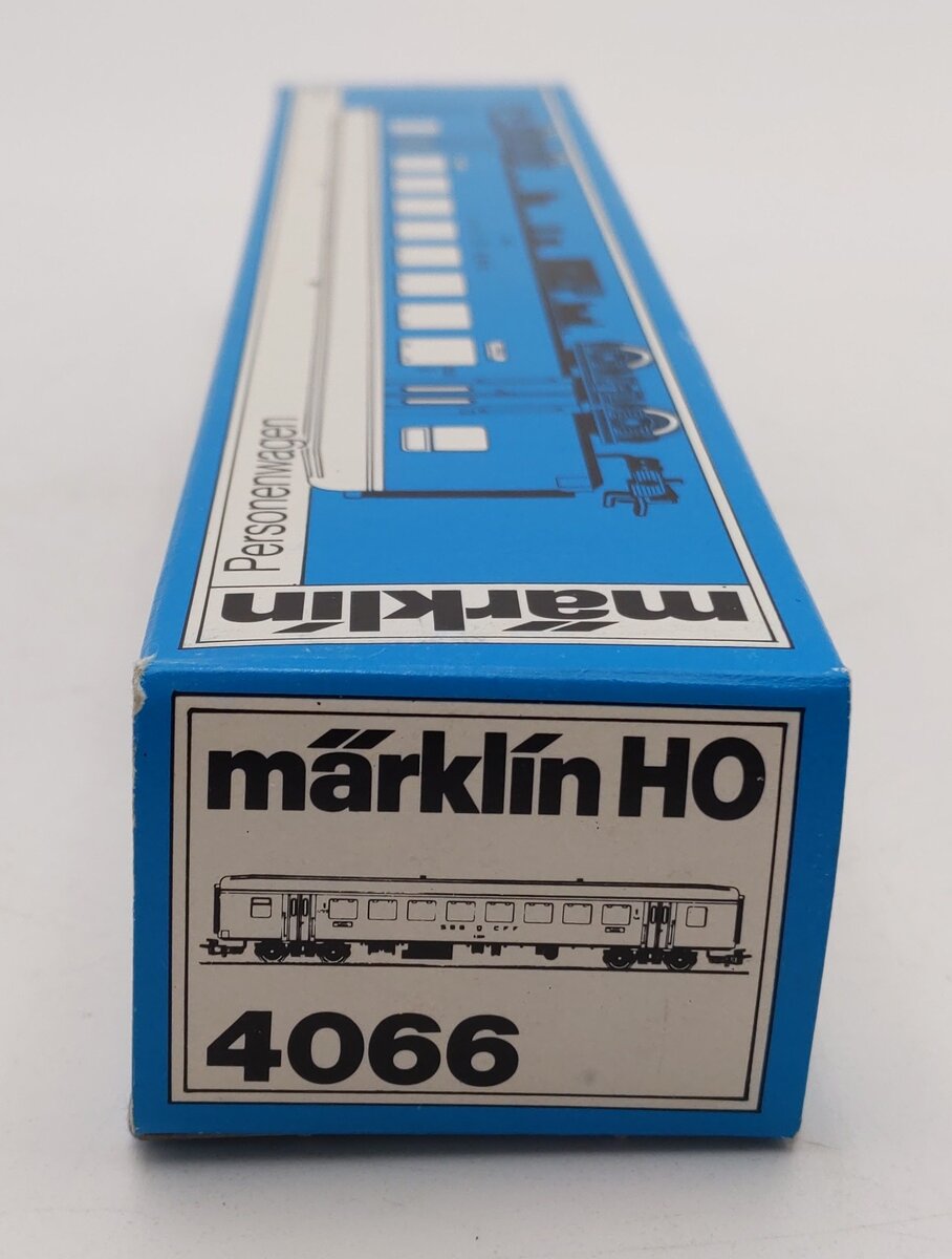 Marklin 4066 HO Scale Passenger Coach of the Swiss Railways #A2561 EX/Box