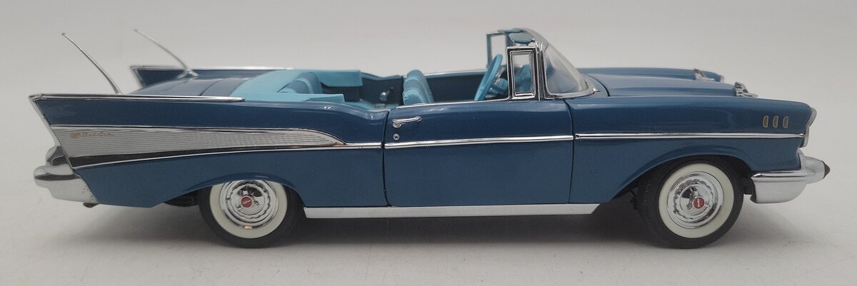 Danbury Mint 1:24 1957 Chevrolet Bel Air Convertible (Blue) EX/Box