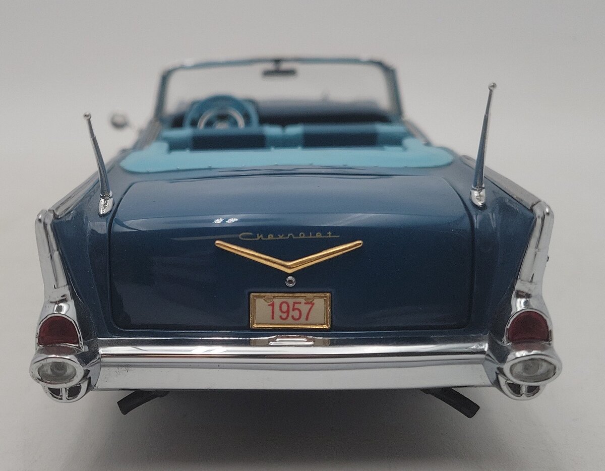 Danbury Mint 1:24 1957 Chevrolet Bel Air Convertible (Blue) EX/Box