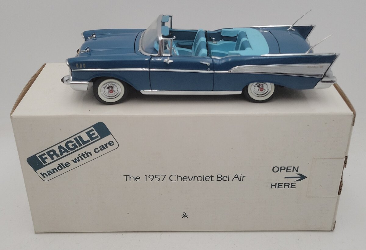 Danbury Mint 1:24 1957 Chevrolet Bel Air Convertible (Blue) EX/Box