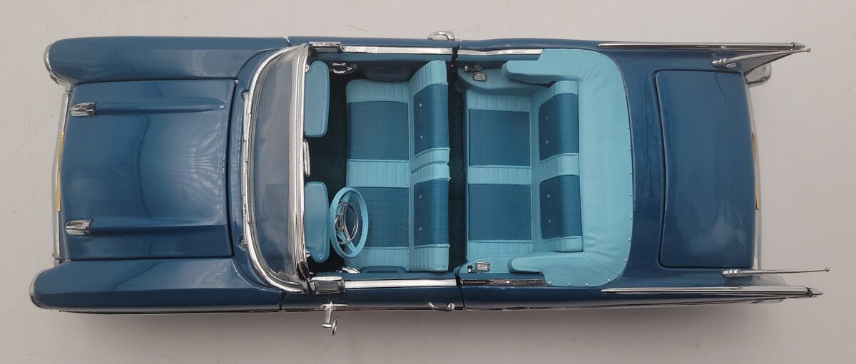 Danbury Mint 1:24 1957 Chevrolet Bel Air Convertible (Blue) EX/Box