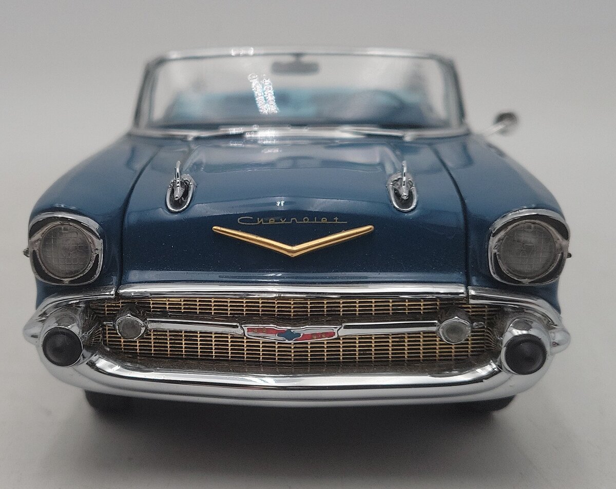 Danbury Mint 1:24 1957 Chevrolet Bel Air Convertible (Blue) EX/Box