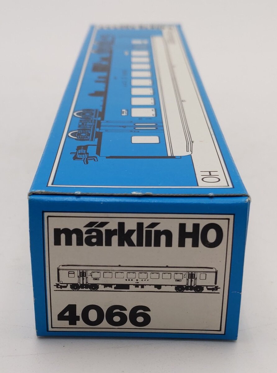 Marklin 4066 HO Scale Passenger Coach of the Swiss Railways #A2561 EX/Box