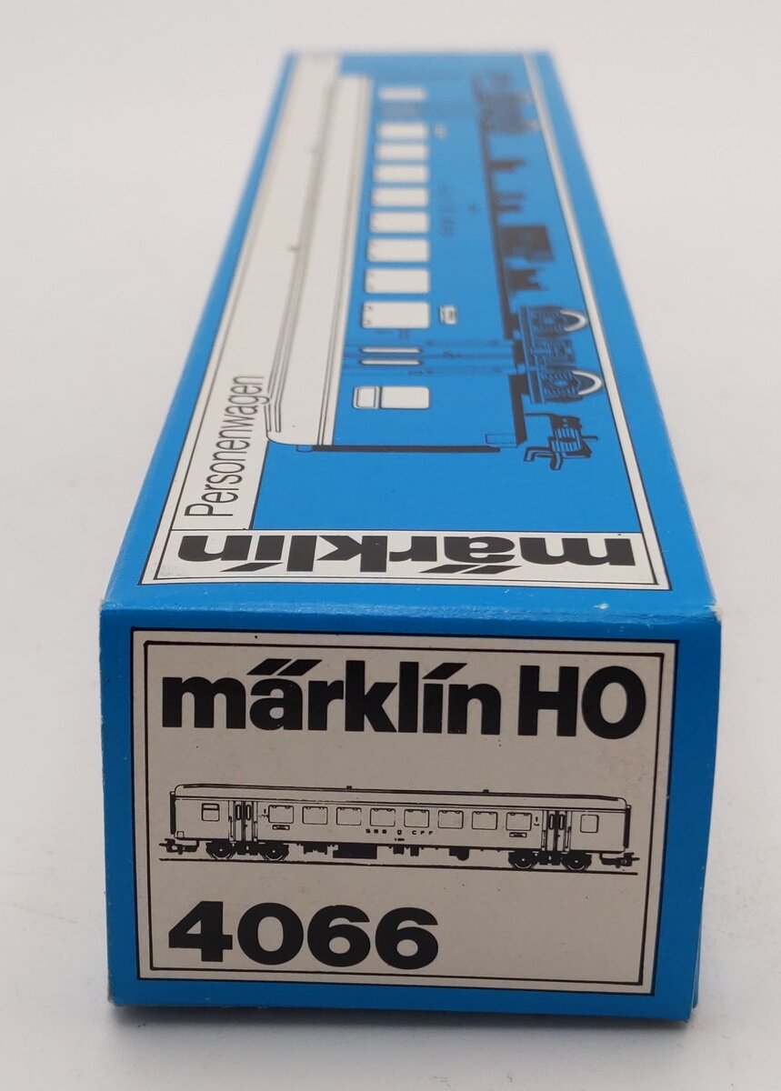 Marklin 4066 HO Scale Passenger Coach of the Swiss Railways #A2561 EX/Box