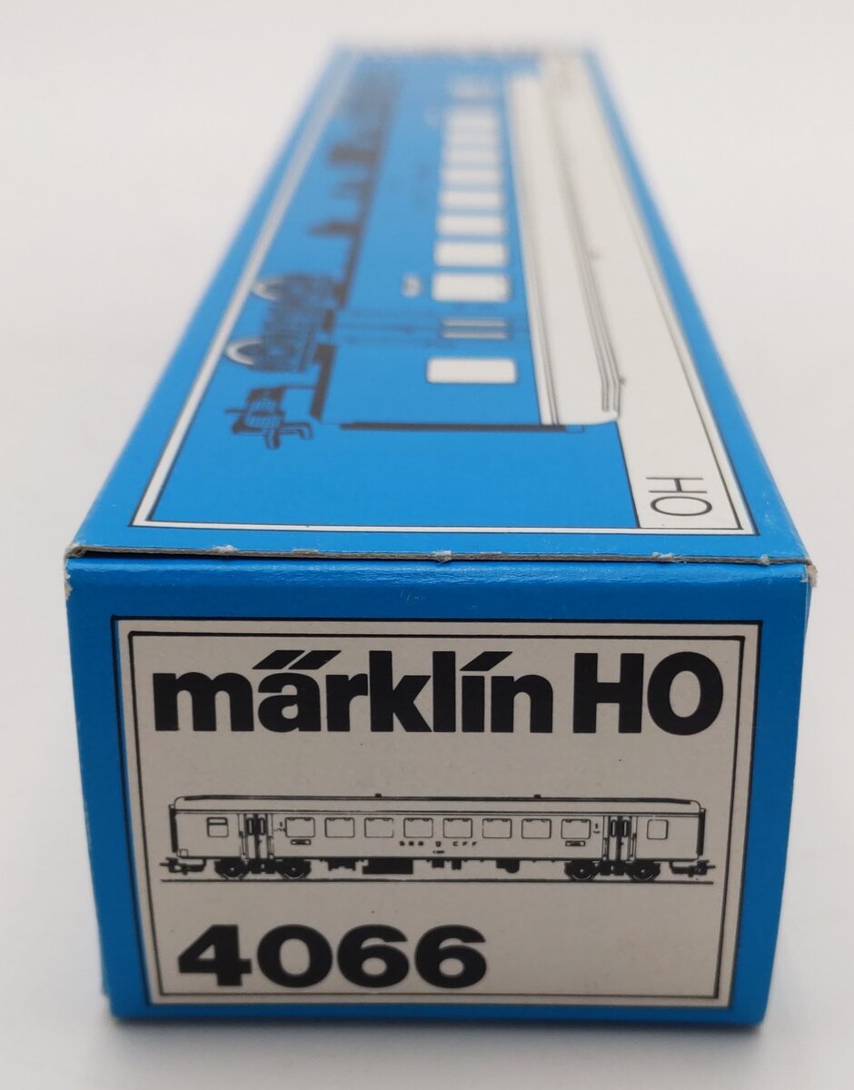 Marklin 4066 HO Scale Passenger Coach of the Swiss Railways #A2561 EX/Box