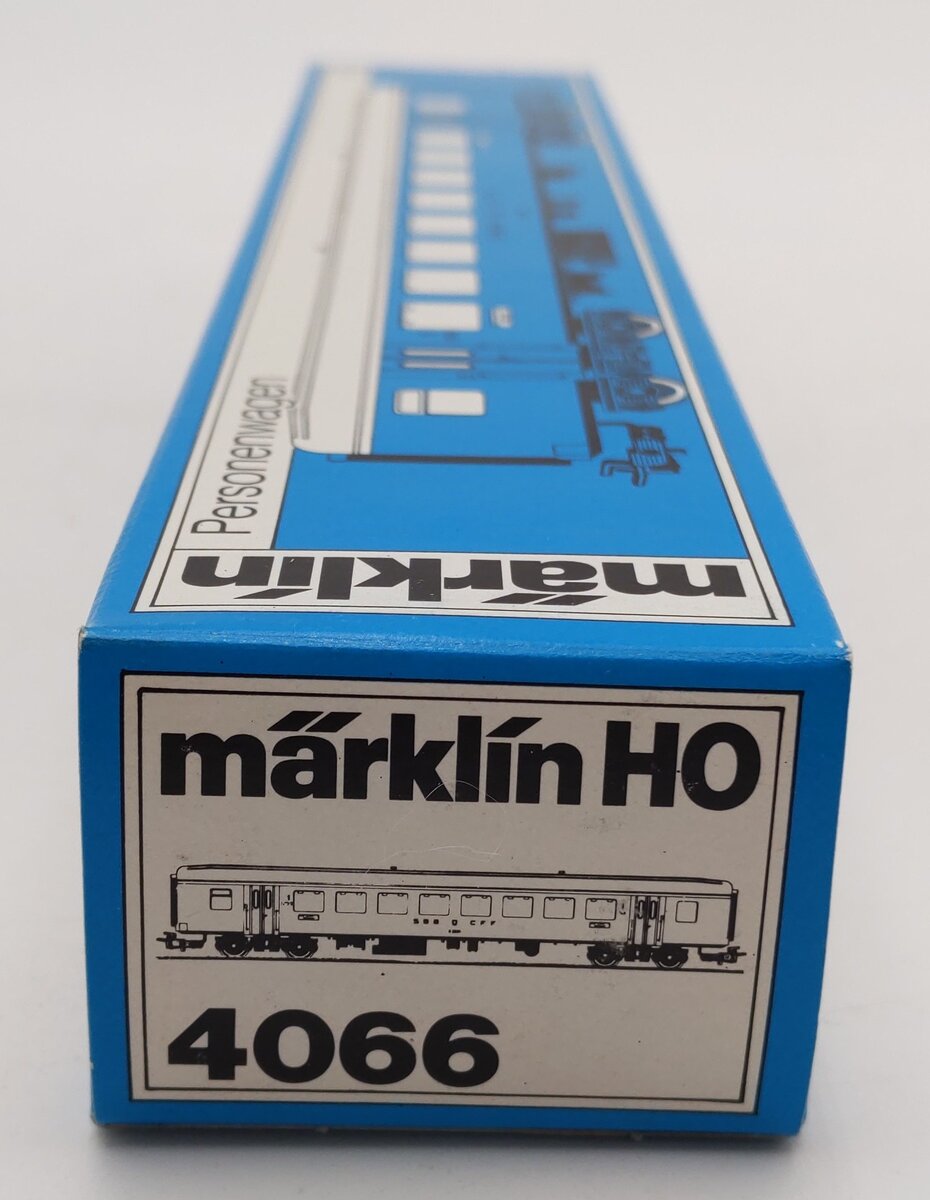 Marklin 4066 HO Scale Passenger Coach of the Swiss Railways #A2561 EX/Box