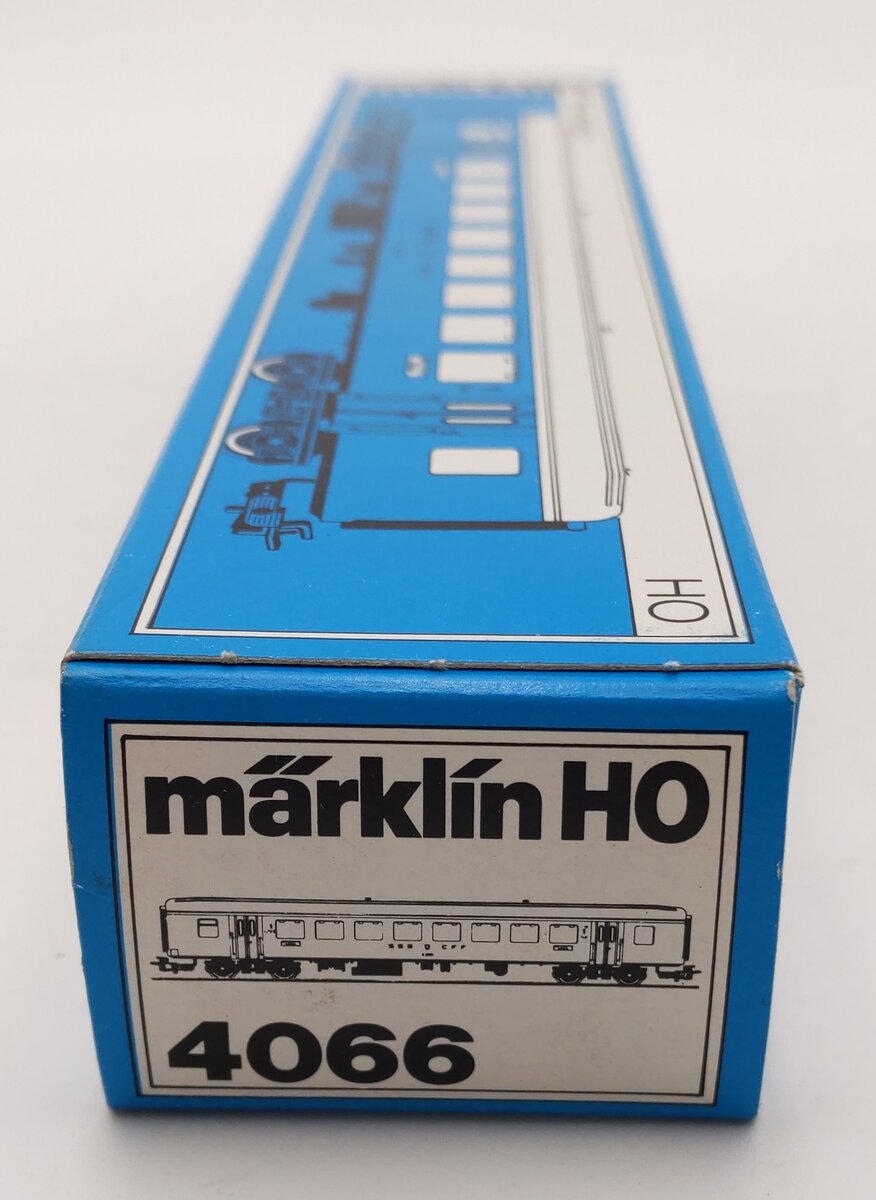 Marklin 4066 HO Scale Passenger Coach of the Swiss Railways #A2561 EX/Box