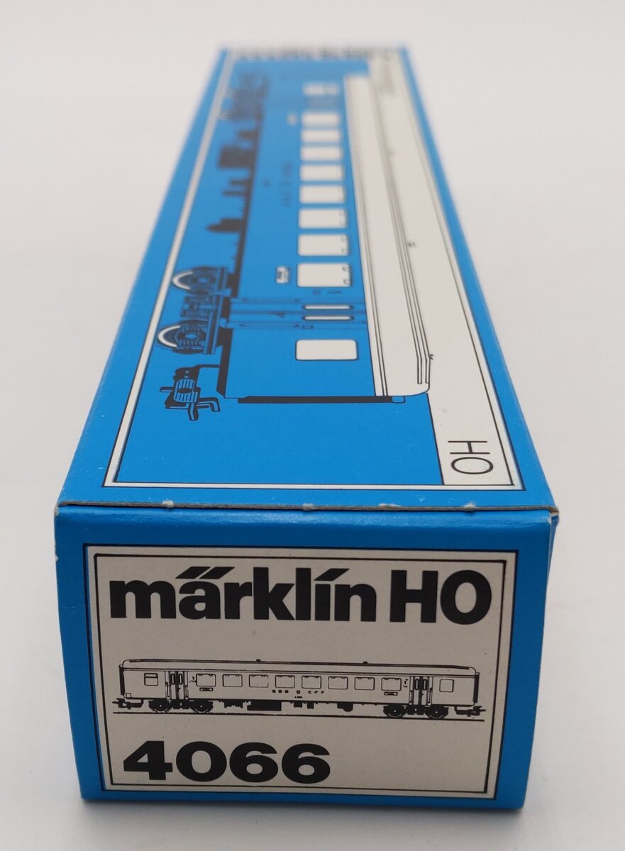 Marklin 4066 HO Scale Passenger Coach of the Swiss Railways #A2561 EX/Box