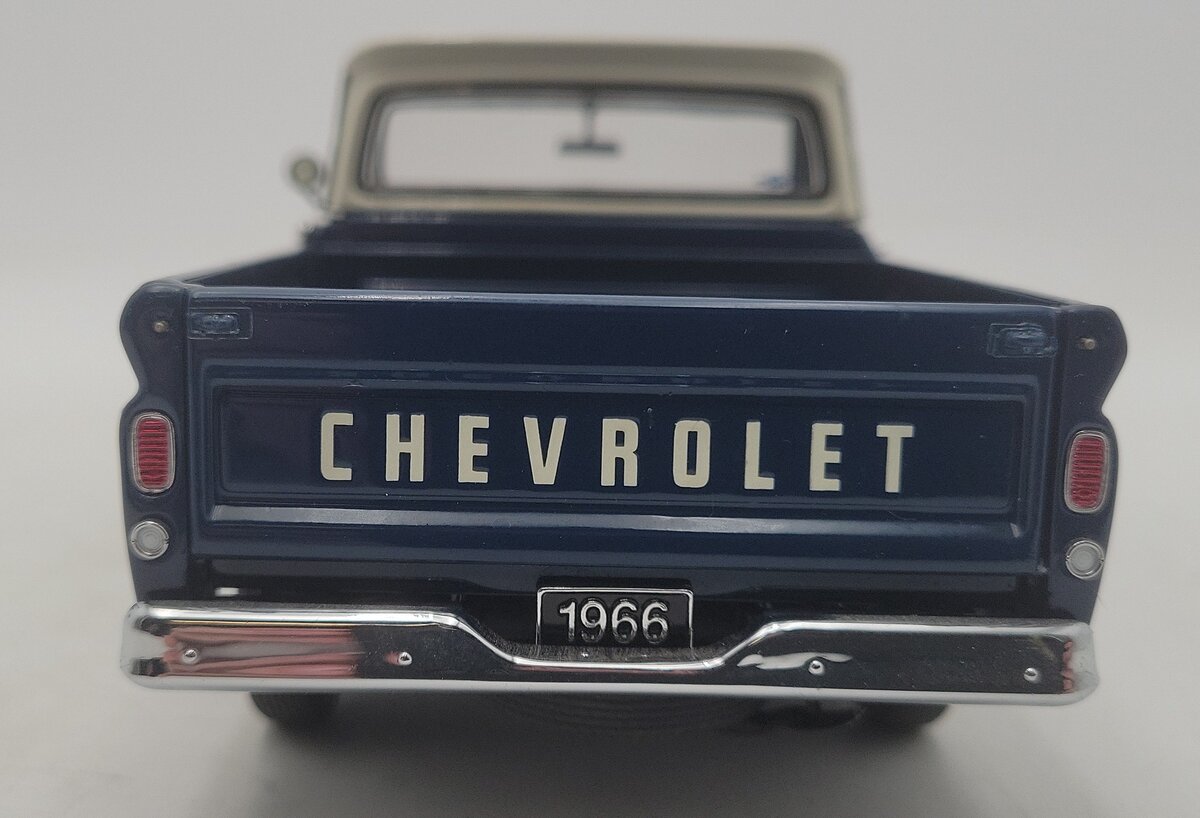 Danbury Mint 598-03 1:24 Diecast 1966 Chevrolet C10 Pick-Up Truck in Dark Blue EX