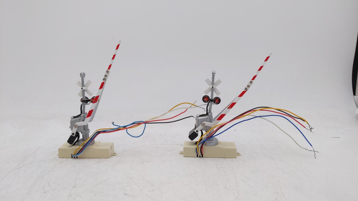 MTH 30-11012 O Gauge Operating Crossing Gates Signal (Box of 2) EX/Box
