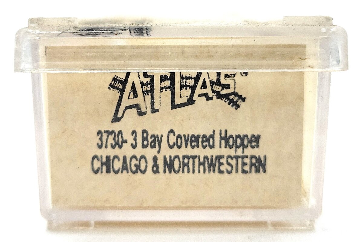 Atlas 3730 N Scale Chicago & Northwestern 3-Bay Covered Hopper #95456 LN/Box