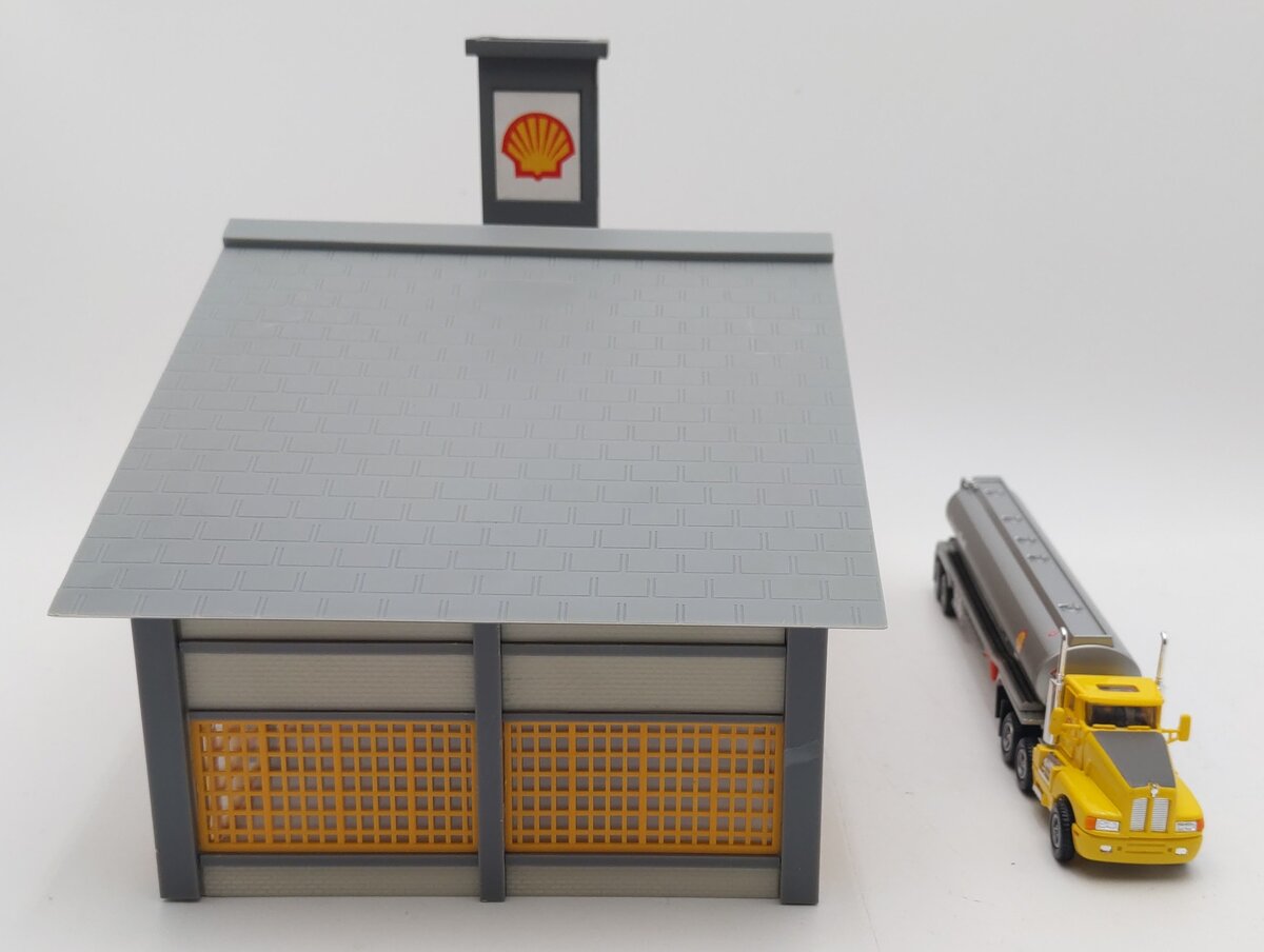 Model Power 688 HO Scale Built-up Shell Station with Tanker EX