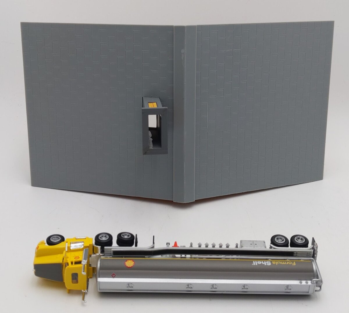 Model Power 688 HO Scale Built-up Shell Station with Tanker EX