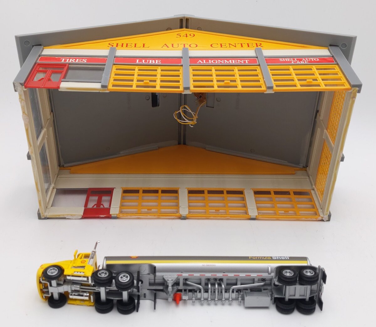 Model Power 688 HO Scale Built-up Shell Station with Tanker EX