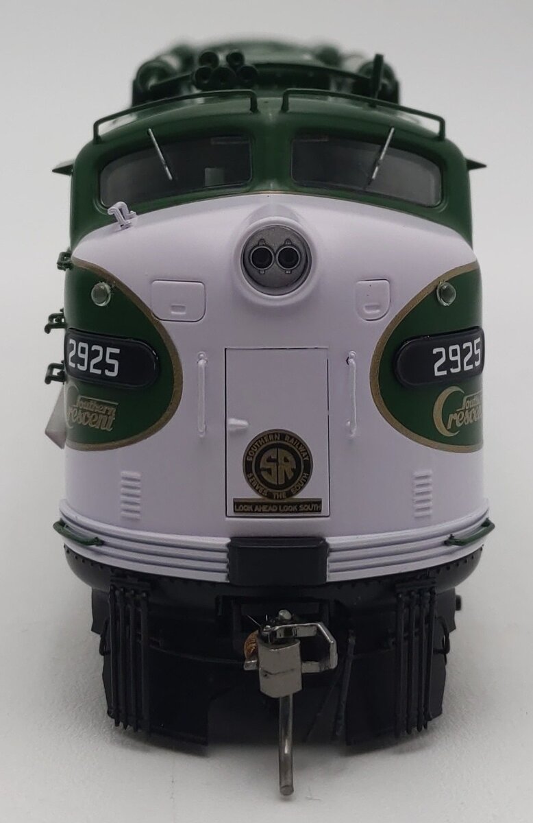 Rapido Trains 28034 HO Southern Crescent EMD E8A Diesel Locomotive #2925R EX/Box