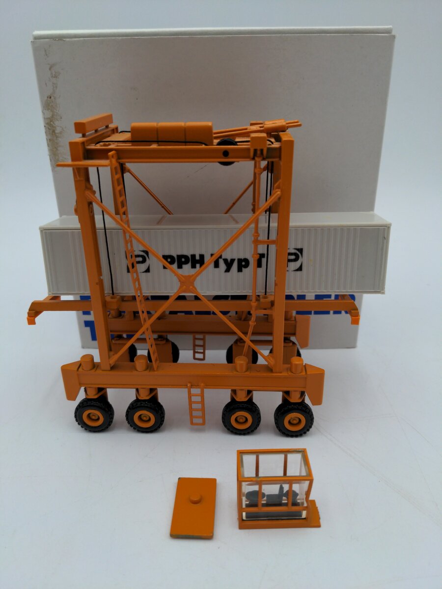 Conrad 2110 HO Peiner Straddle Carrier Type T/Box