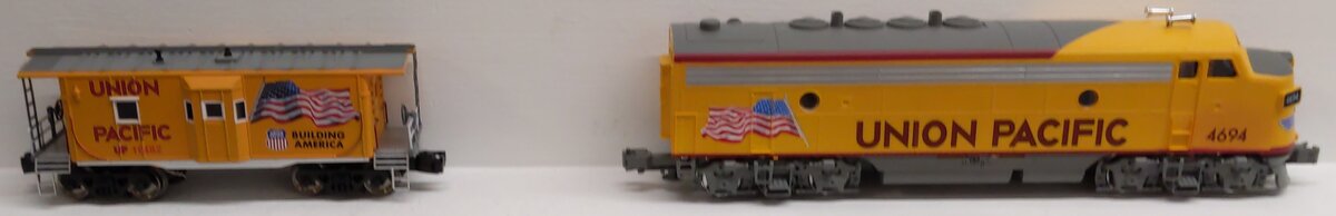 Menards 275-9203 O Gauge Union Pacific RTR Train Starter Set #4694/10583 EX/Box