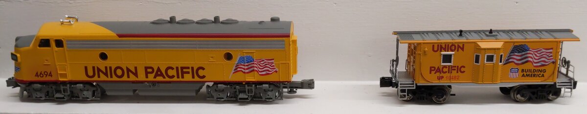 Menards 275-9203 O Gauge Union Pacific RTR Train Starter Set #4694/10583 EX/Box