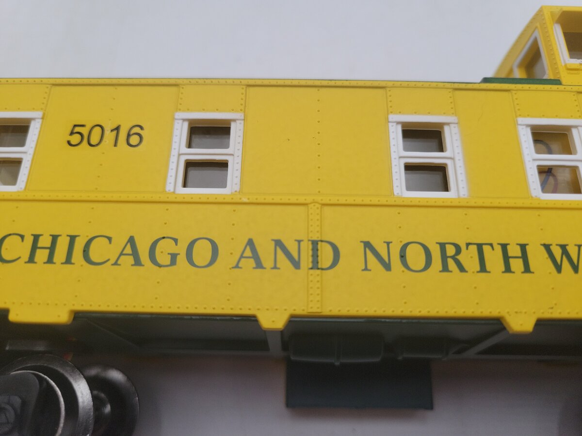 Menards 275-9438 O Gauge Chicago and North Western Caboose #5016 EX/Box