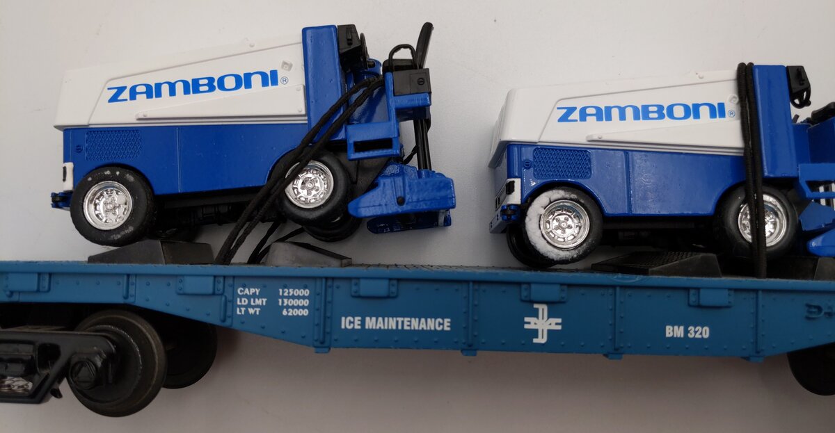 MTH 30-76038 O Gauge Boston and Maine Flat Car with Zambonis EX/Box