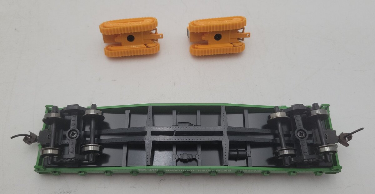 Athearn 81412 HO Burlington Northern 40' Flat w/ 2 John Deere Crawlers #43690 LN/Box