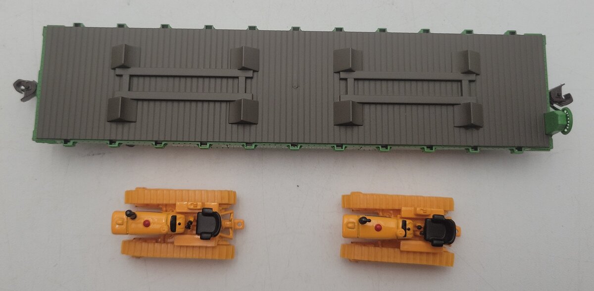 Athearn 81412 HO Burlington Northern 40' Flat w/ 2 John Deere Crawlers #43690 LN/Box
