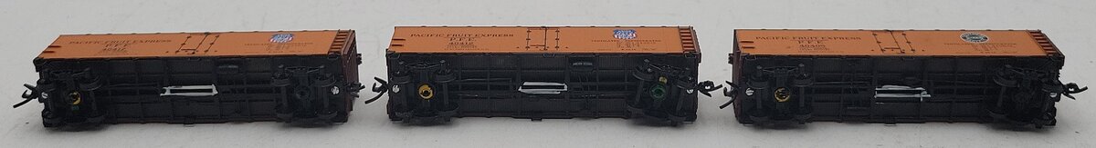 Micro-Trains 05900012 N Pacific Fruit Express 40' Steel Side Reefer (Set of 3) EX/Box