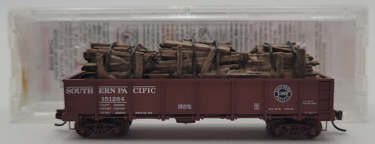 Micro-Trains 08300081 N SP 40' Drop Bottom Gondola with Scrap Wood Load #151264 EX/Box