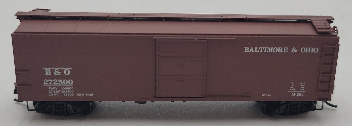 Micro-Trains 12000210 N B&O 40' Flat Panel Roof Single Door Boxcar #272500 EX/Box
