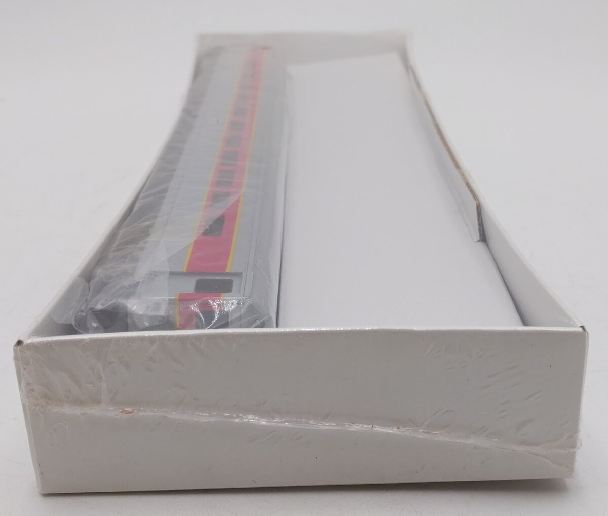 Walthers 932-6083 HO Scale MBTA 85' Horizon Commuter Cab MT/Box