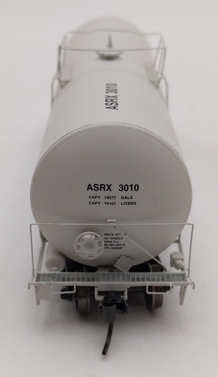 InterMountain 47807-15 HO Scale Domino Sugar 19.6K Gallon Tank Car #3010 EX/Box