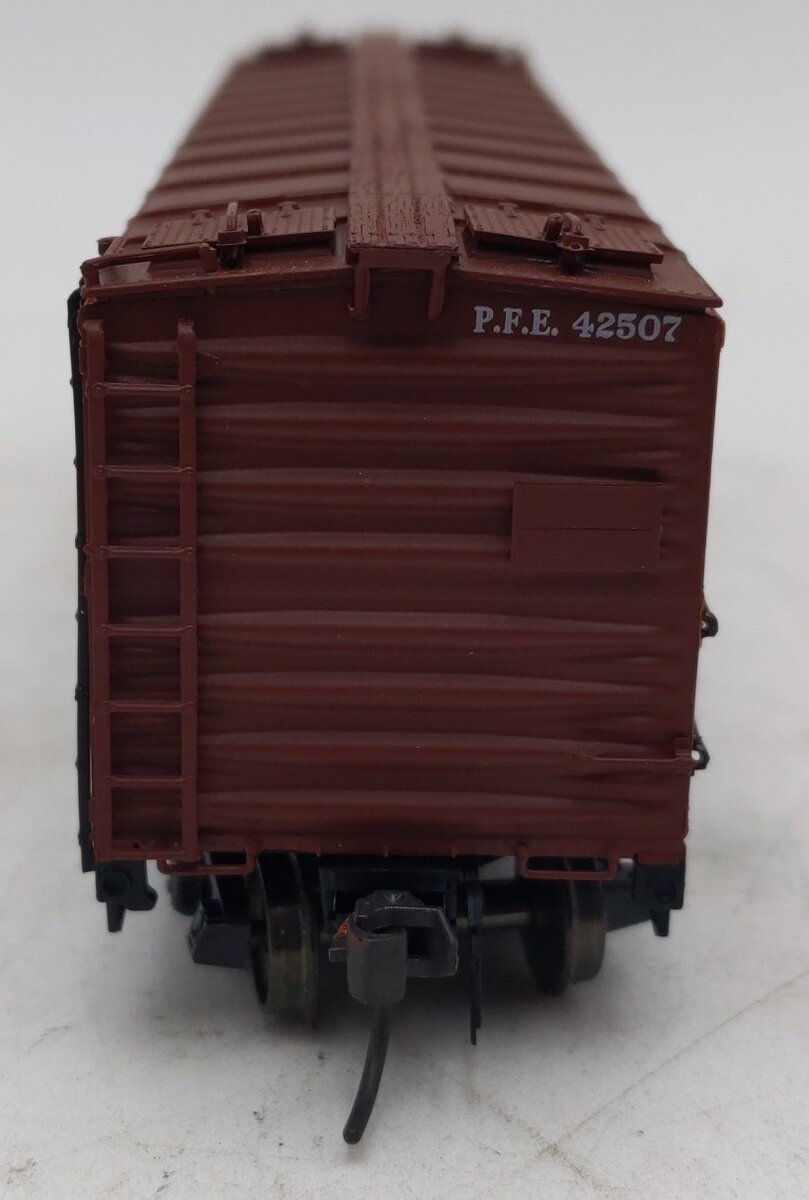 InterMountain 46702P-44 HO Scale Pacific Fruit Express R-40-10 Reefer Car #42507 EX/Box