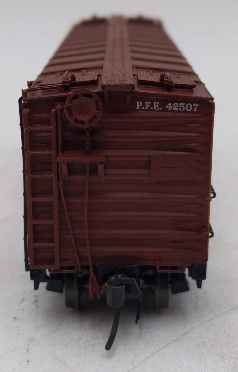 InterMountain 46702P-44 HO Scale Pacific Fruit Express R-40-10 Reefer Car #42507 EX/Box
