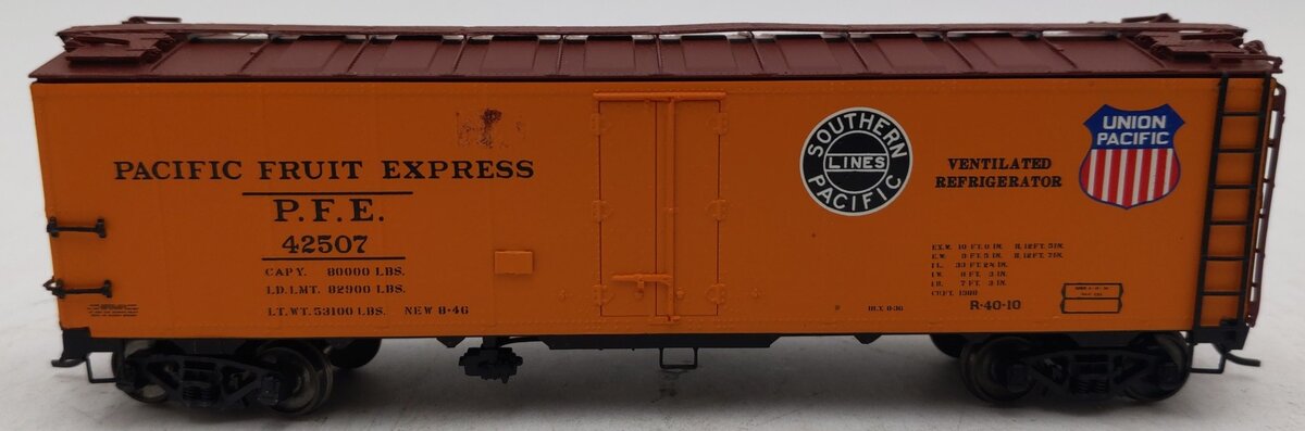 InterMountain 46702P-44 HO Scale Pacific Fruit Express R-40-10 Reefer Car #42507 EX/Box