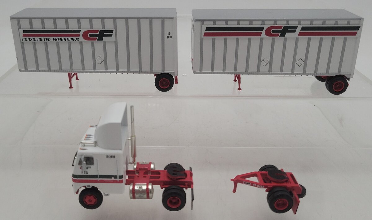 Athearn 91146 1:87 Canadian Freightways Freightliner w/2-28" Trailers EX