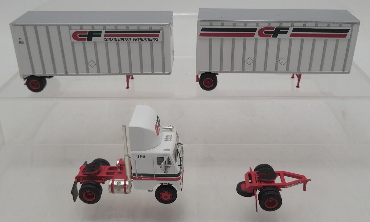 Athearn 91146 1:87 Canadian Freightways Freightliner w/2-28" Trailers EX