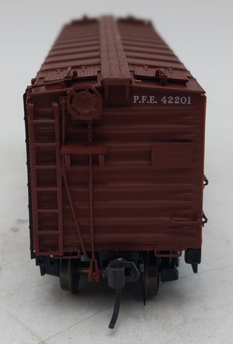 InterMountain 46702P-37 HO Pacific Fruit Express R-40-10 Reefer Car #42201 EX/Box